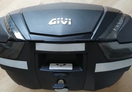 Givi v47 top box