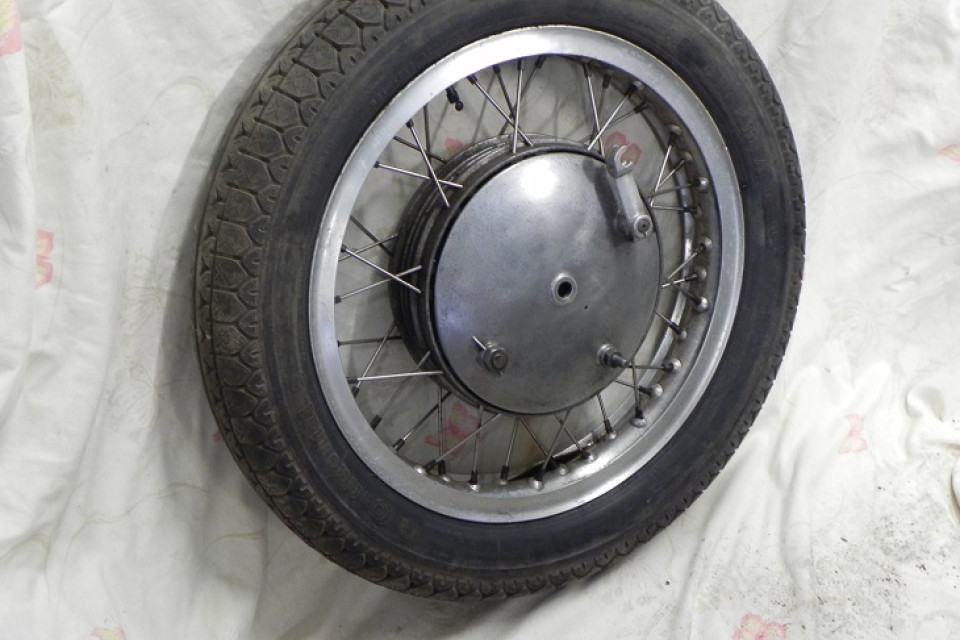 Loop frame Borrani rear wheel. Moto Guzzi Club GB